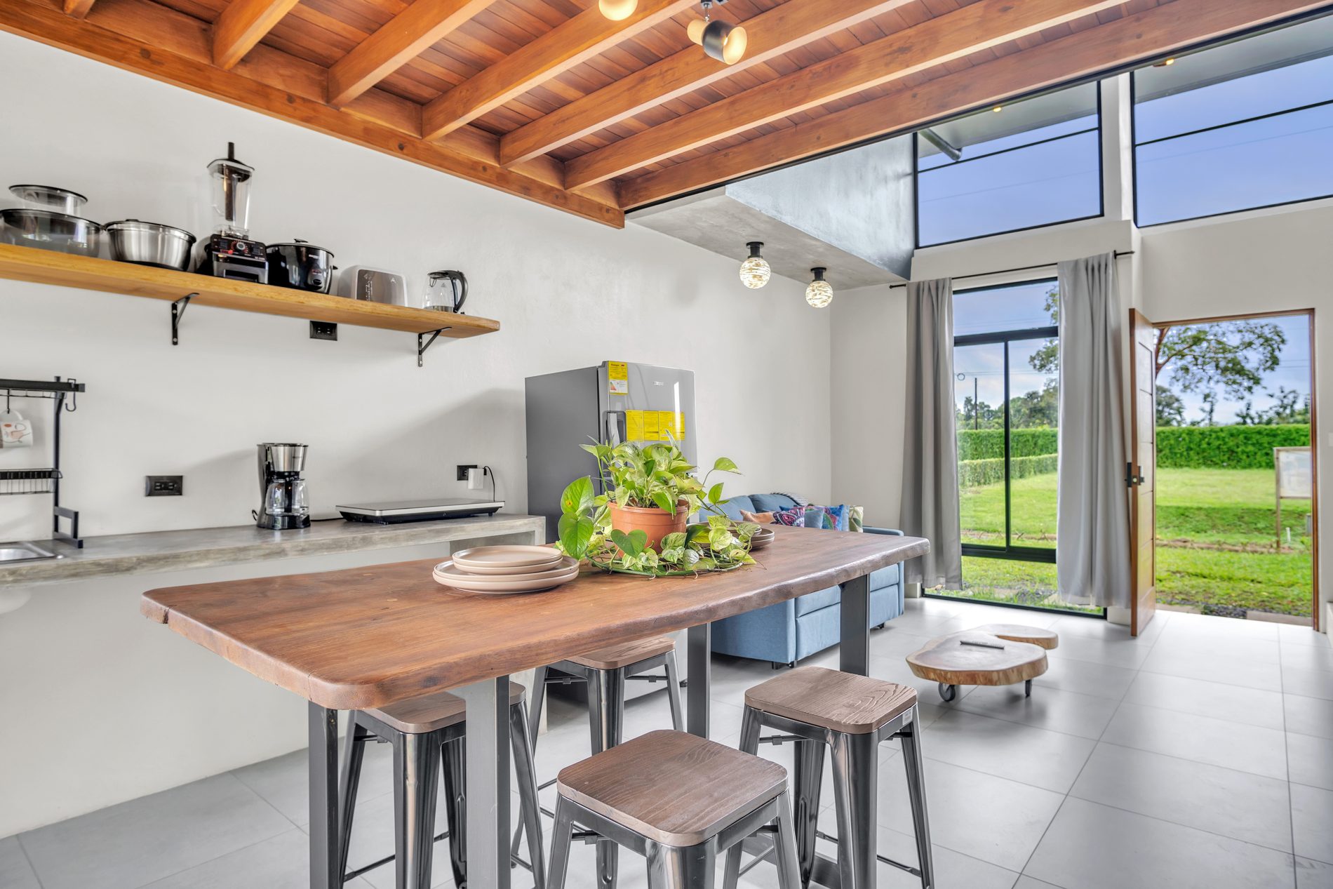 Comedor con mesa de madera maciza y salida al jardín