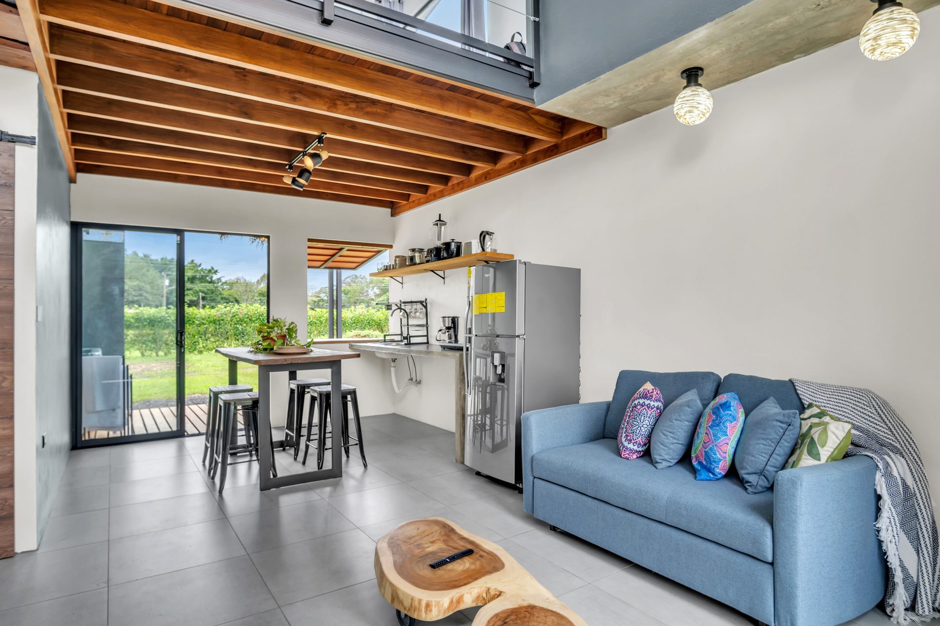 Sala y cocina de Casa La Fortuna completamente amuebladas