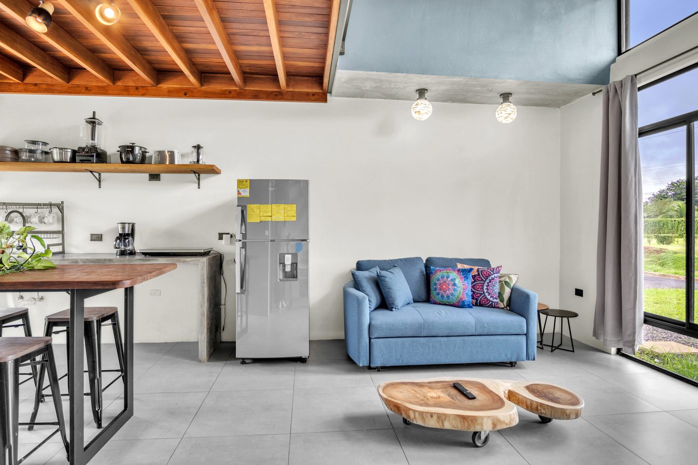 Cocina abierta con sofá cama y área social