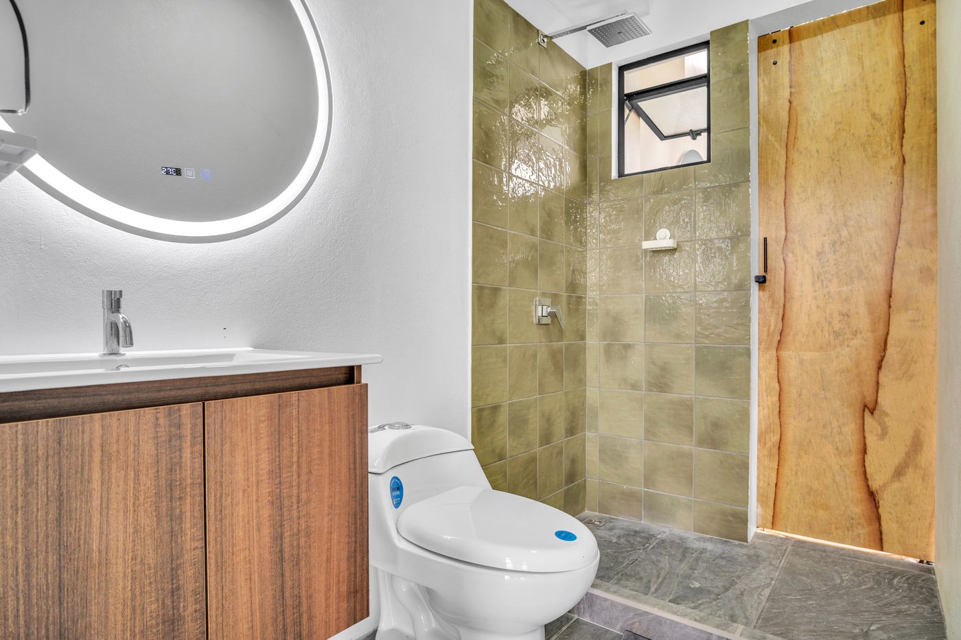 Baño con puerta corrediza de madera hacia la terraza