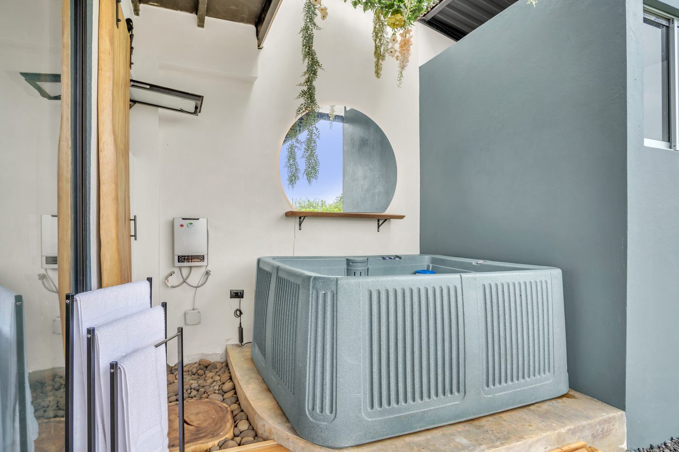Detalle del jacuzzi con calentador de agua instalado