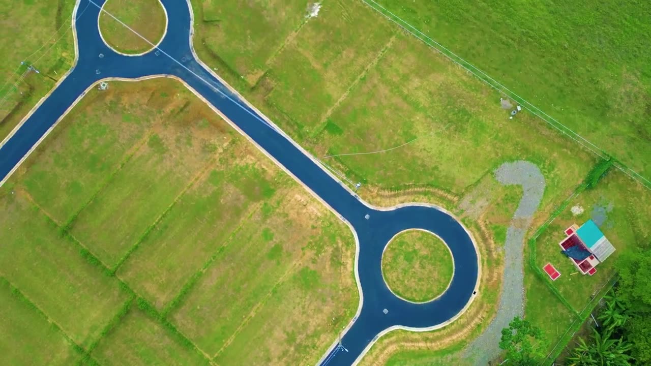 Vista aérea del Condominio Perla II con la piscina y el rancho