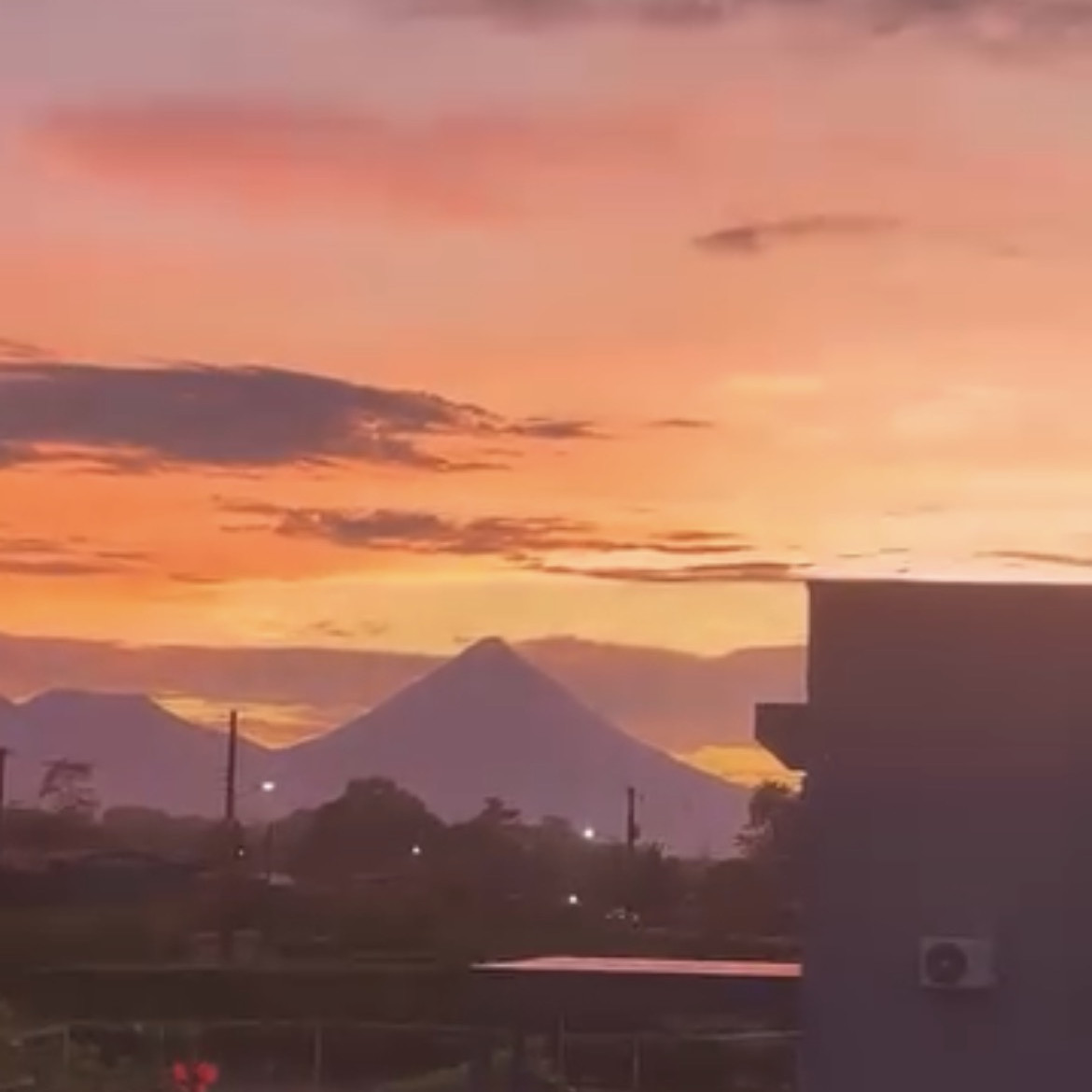 El Volcán Arenal visto desde el balcón de la propiedad al atardecer