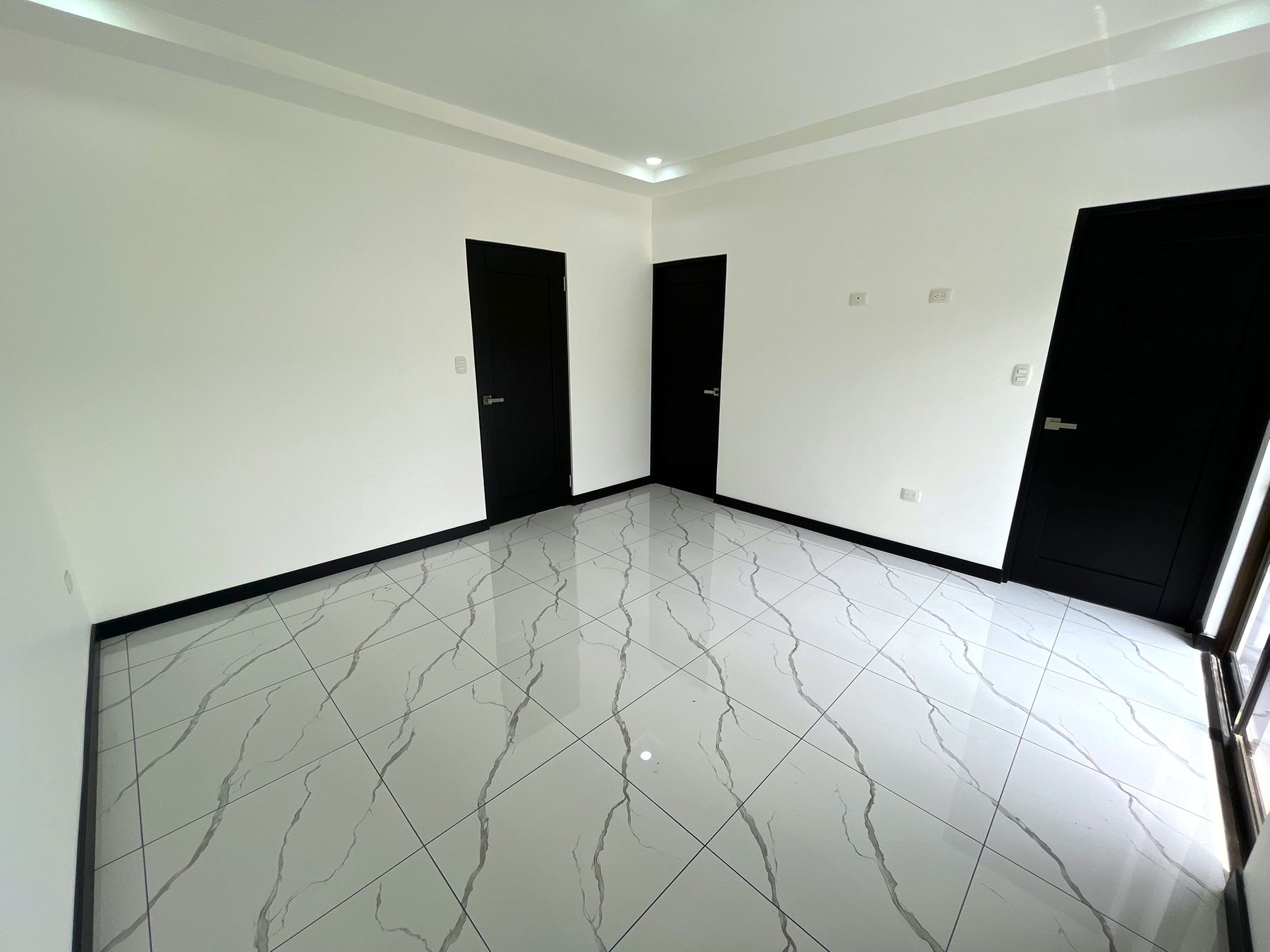 Habitación principal con las puertas al baño y al walk-in closet