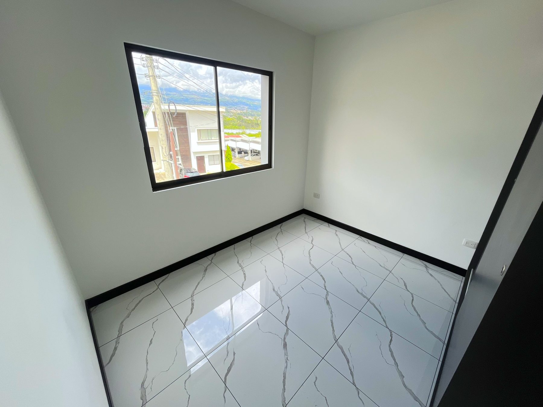 Habitación con ventana amplia y vista a las montañas