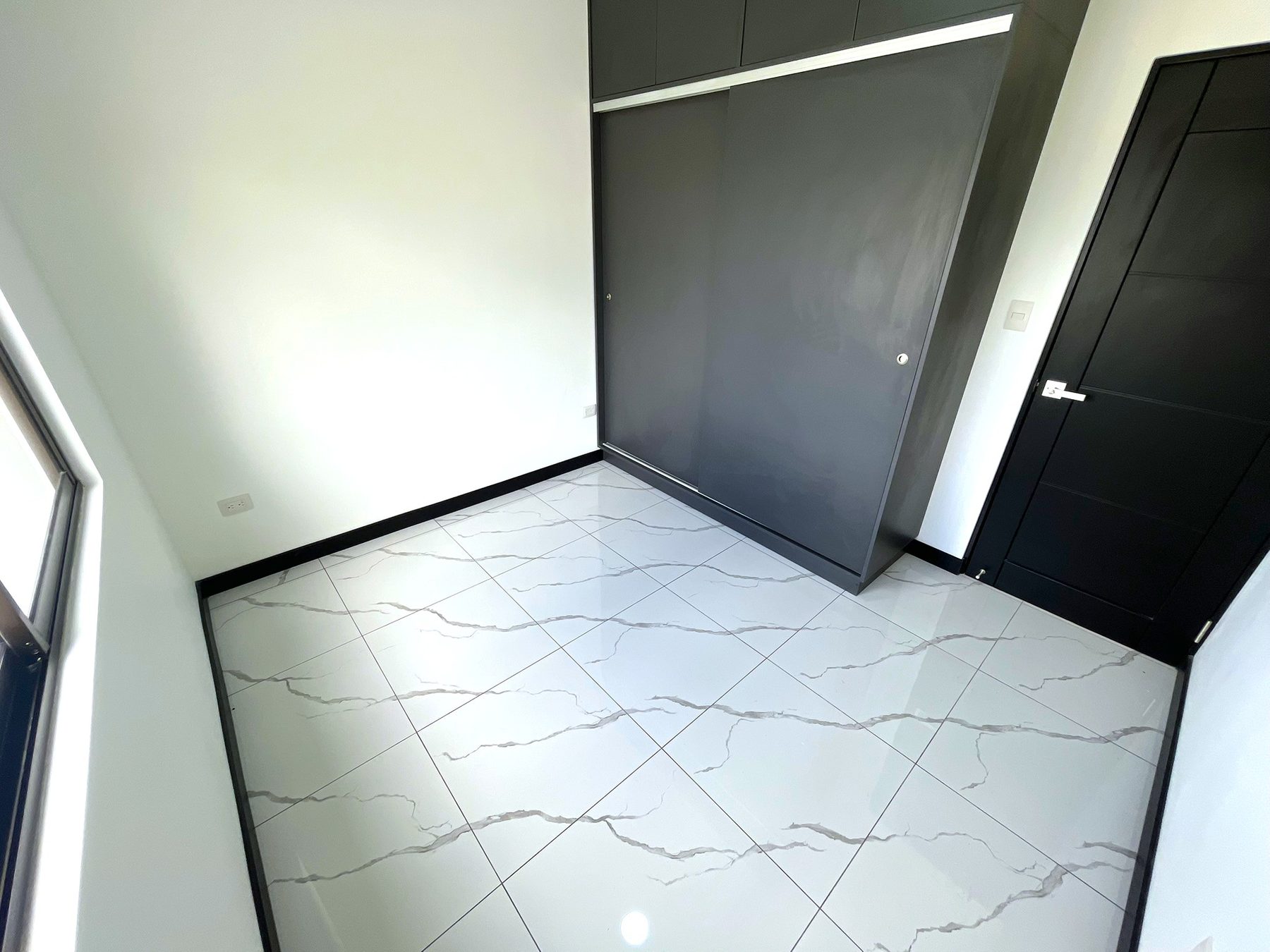 Habitación con closet de puertas corredizas y ventana