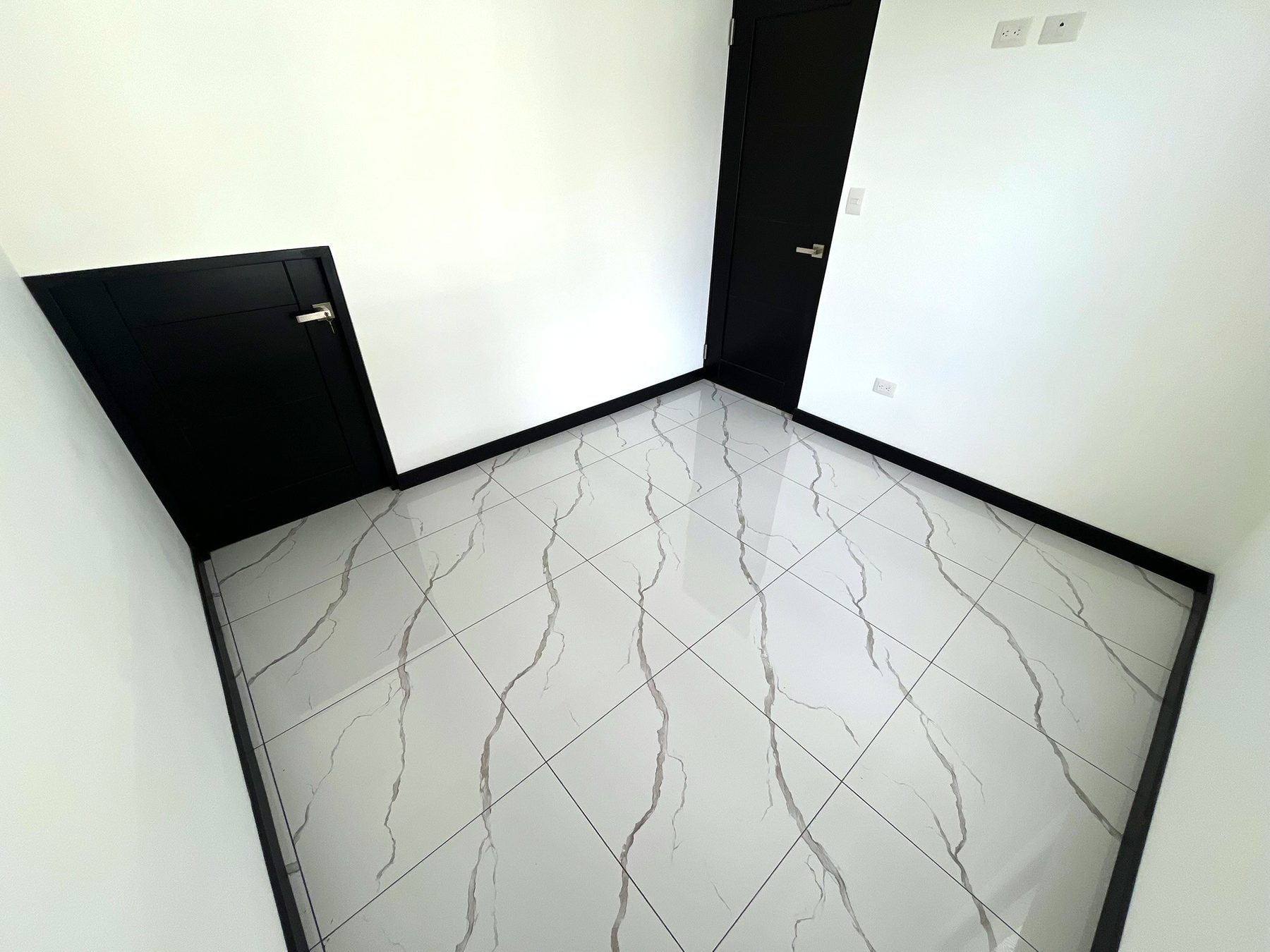 Habitación con puerta a la bodega bajo la escalera