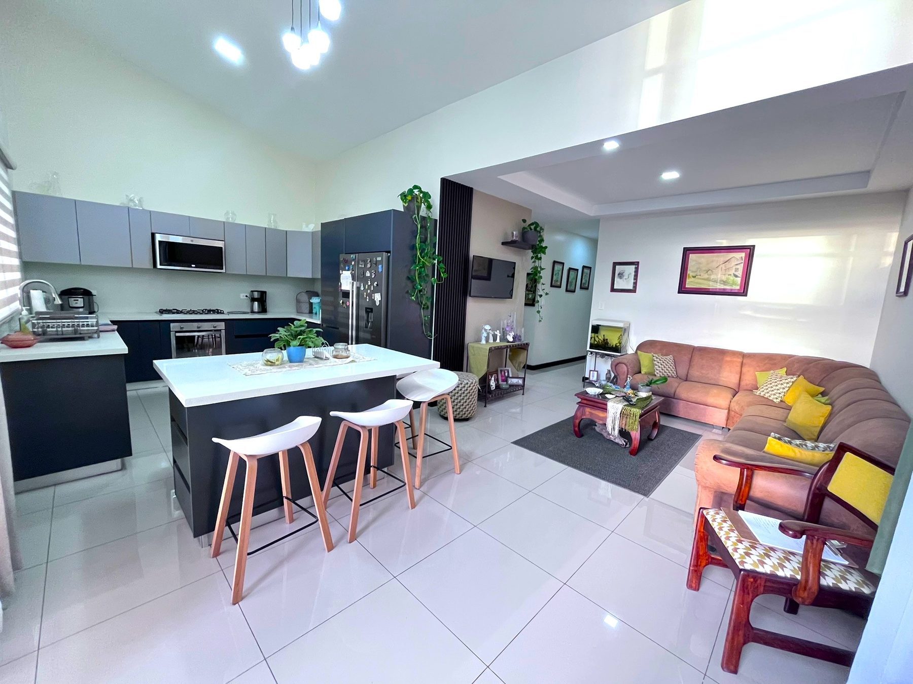 Área social de Casa Corteza del Oeste con cocina, isla y sala integradas