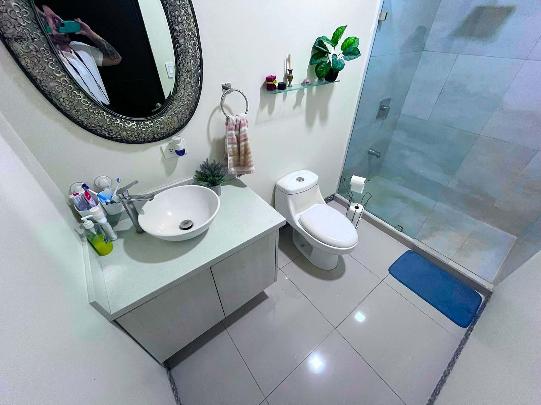 Baño completo con mueble flotante, lavatorio sobre mueble y ducha en vidrio