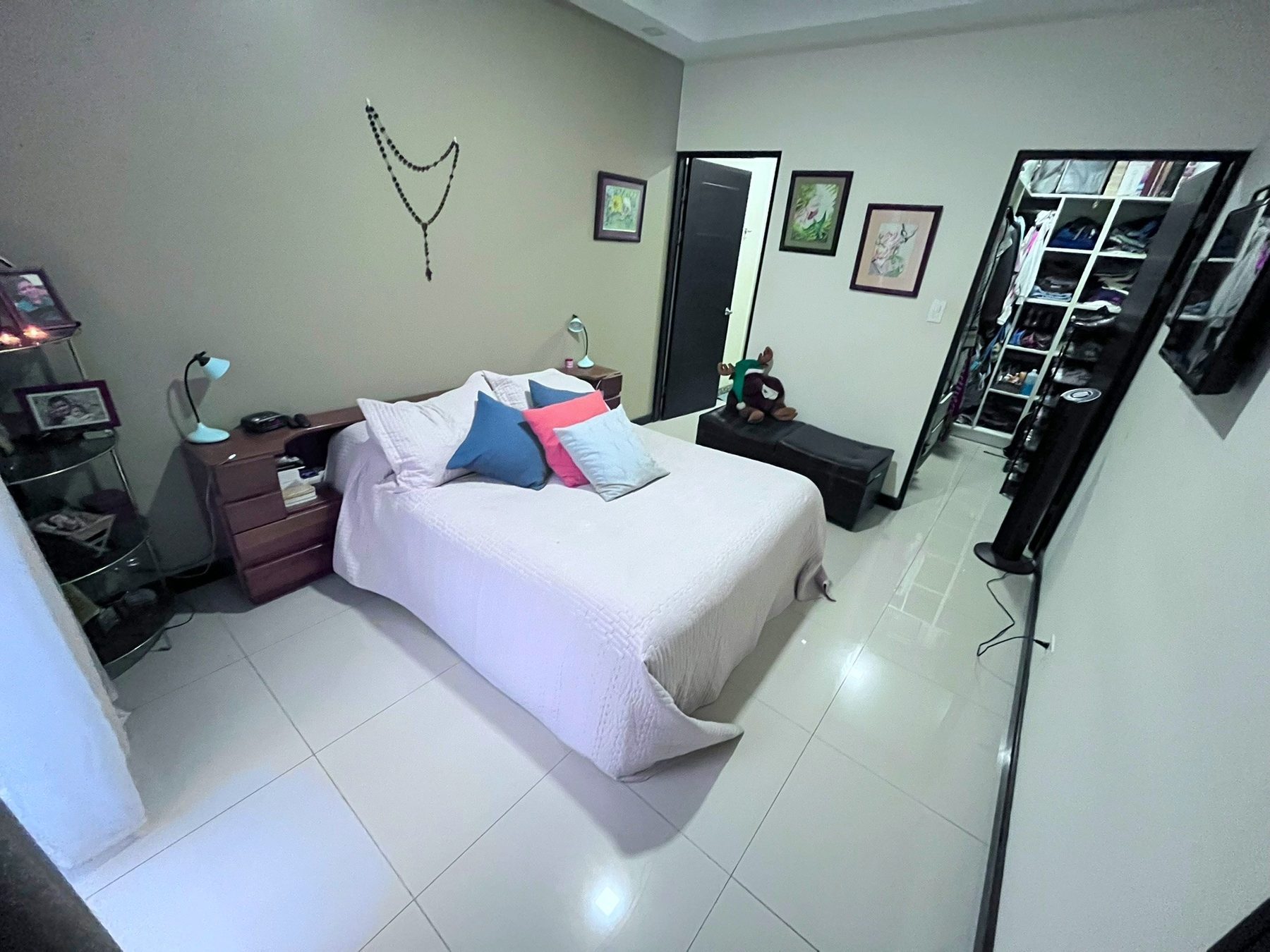 Habitación principal de Casa Corteza del Oeste con walk-in closet