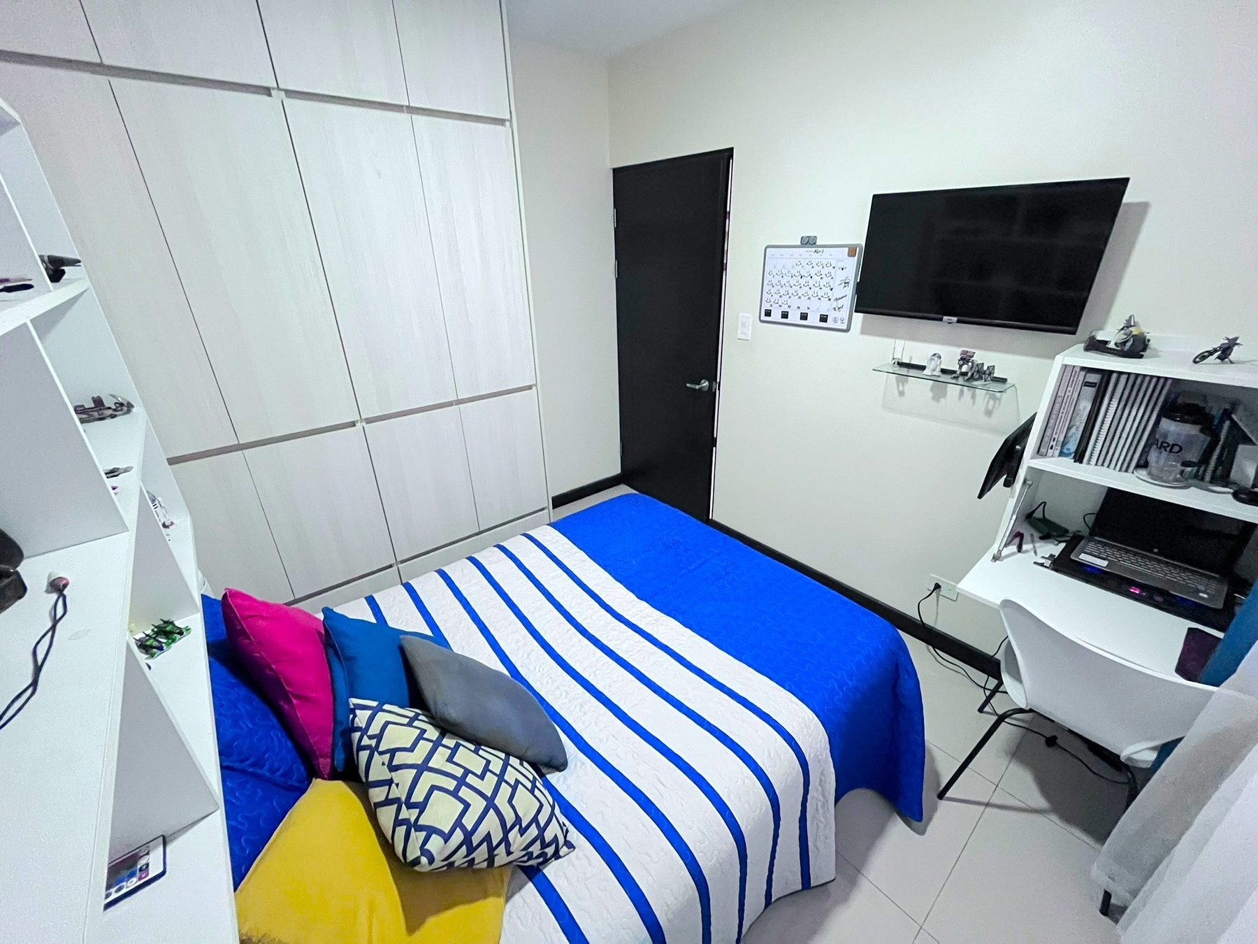 Habitación secundaria con closet empotrado y escritorio aéreo