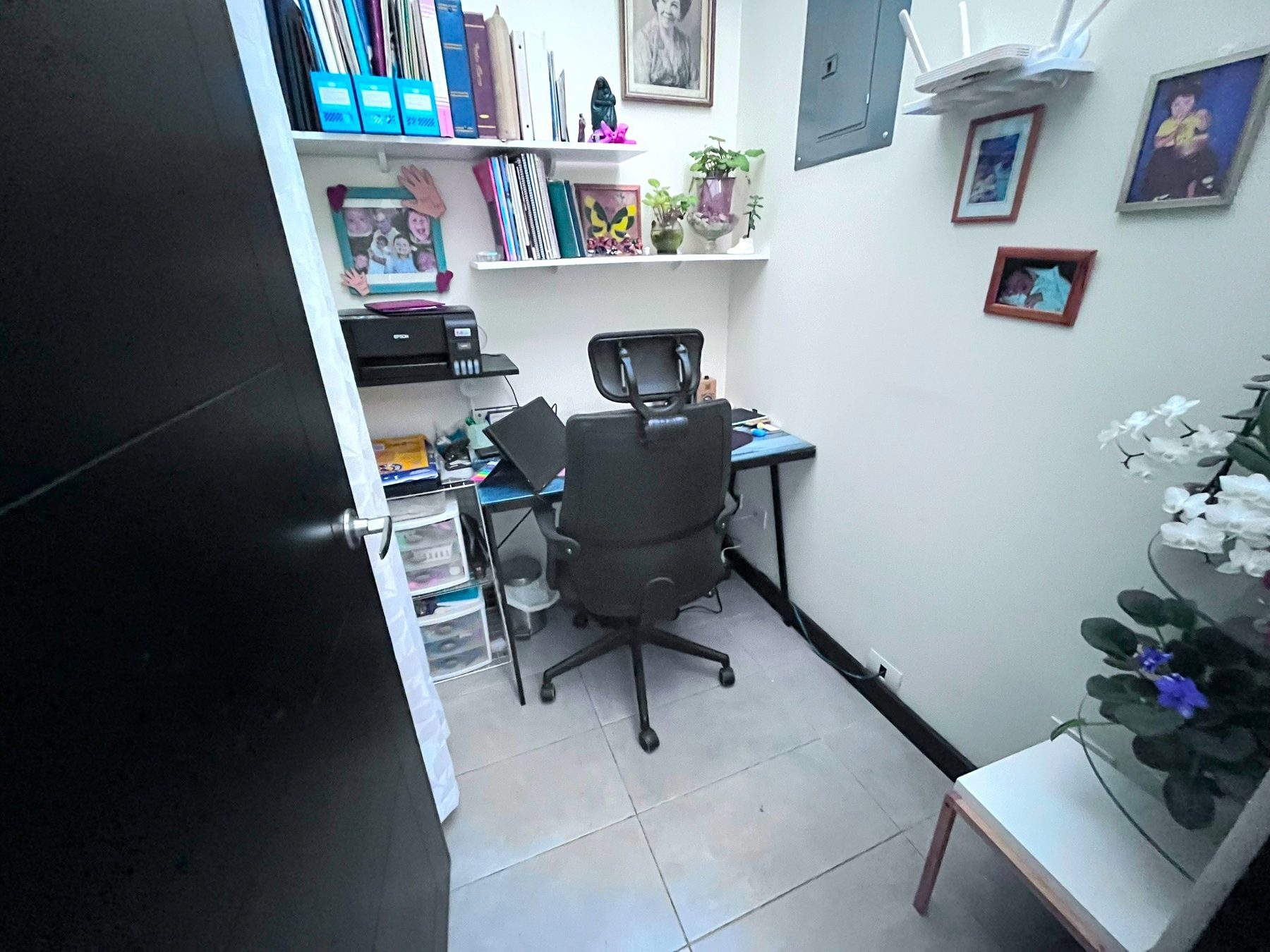 Oficina de Casa Corteza del Oeste con escritorio y repisas