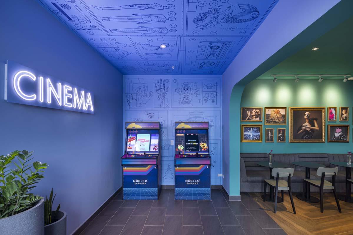Máquinas de arcade junto al cine