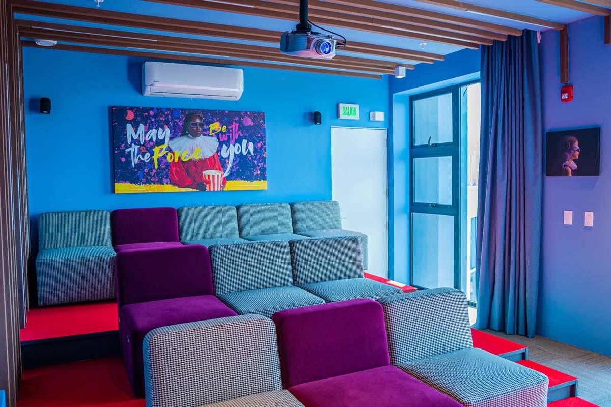 Sala de cine privado con butacas