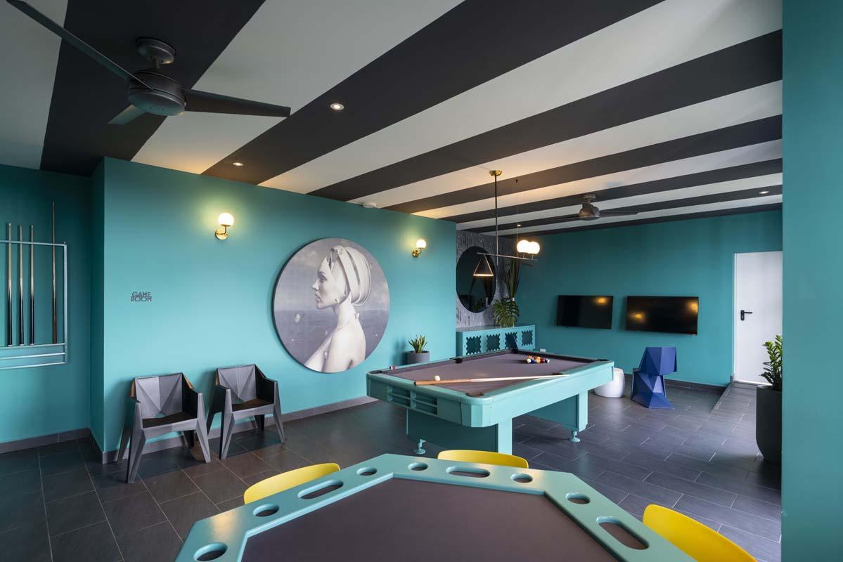 Sala de juegos con mesa de billar