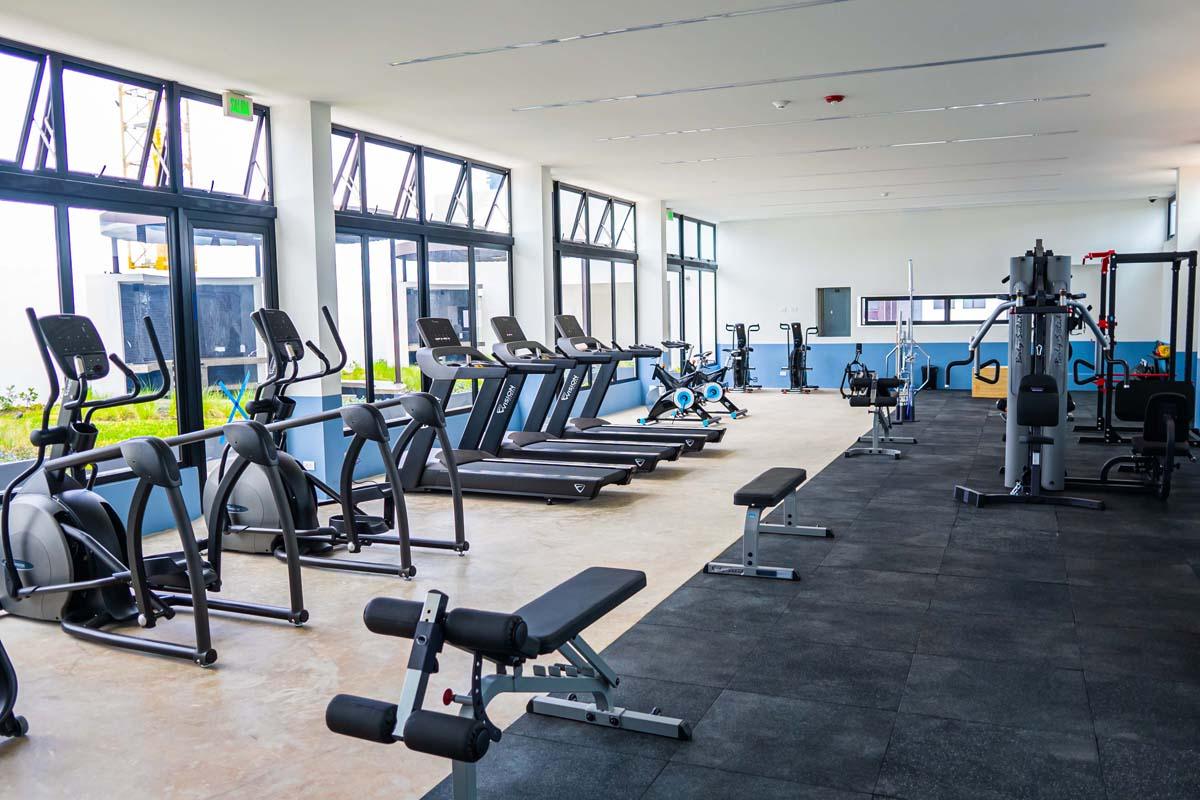 Gimnasio equipado con máquinas de cardio y pesas