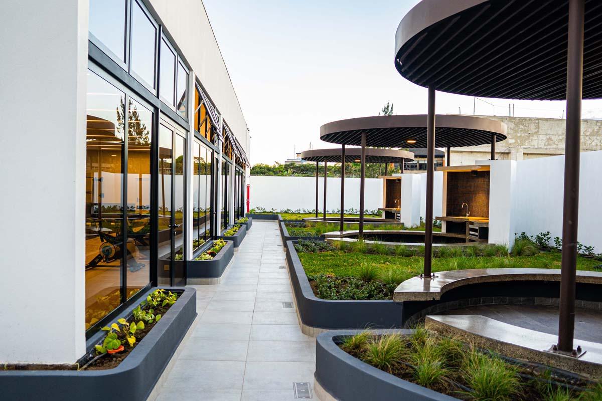 Jardines junto al gimnasio