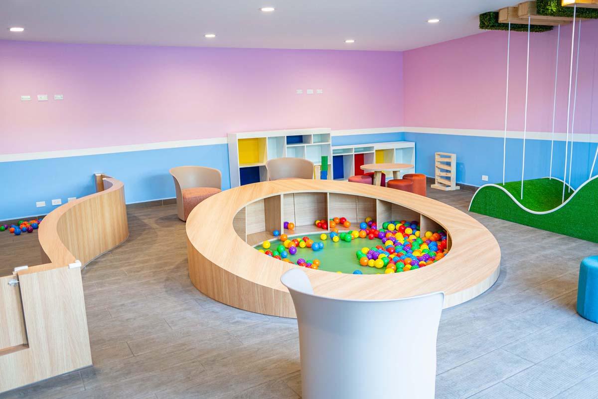 Sala infantil con piscina de bolas