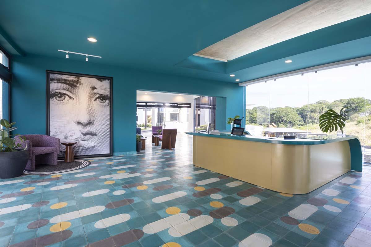 Lobby con recepción y concierge