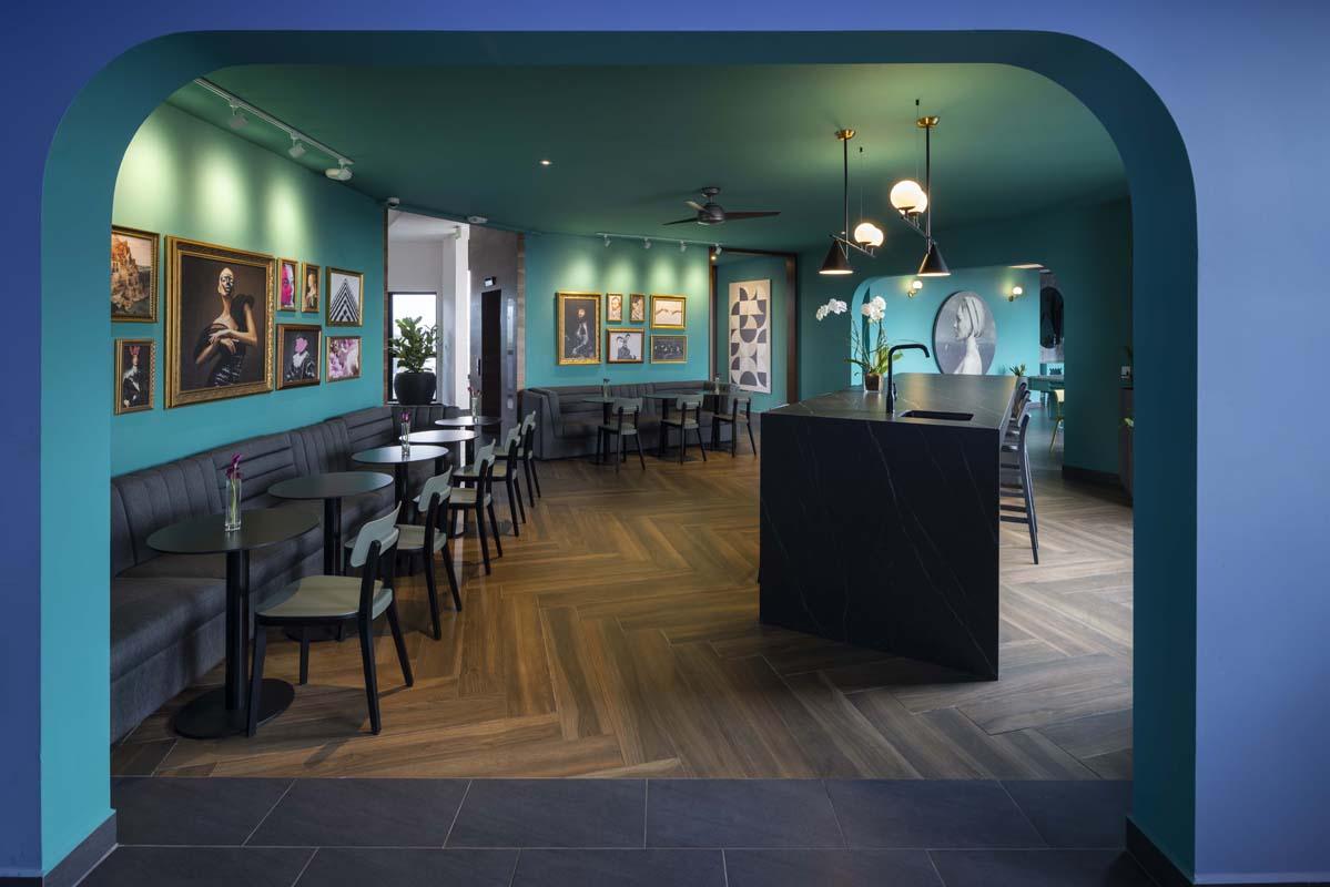 Lounge social con barra y mesas