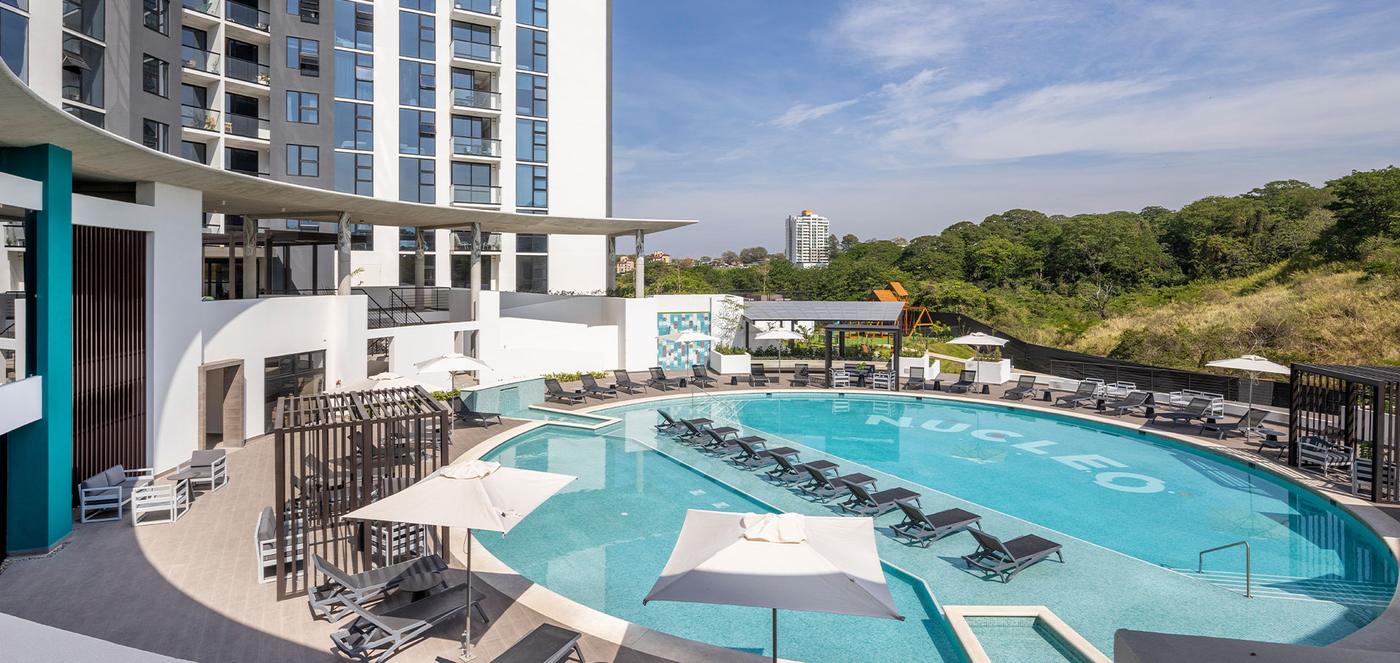 Piscina recreativa con camastros