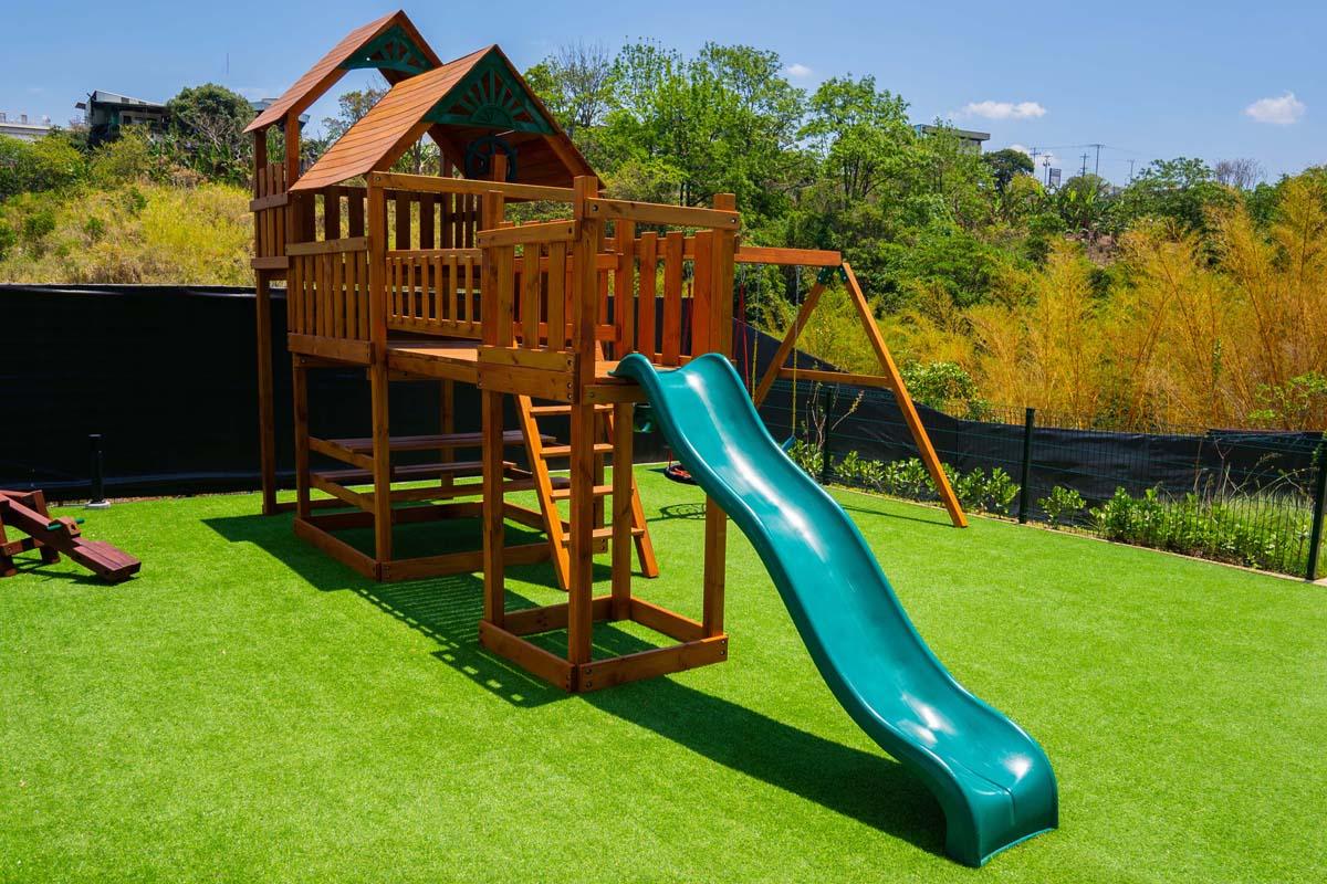 Parque infantil con tobogán
