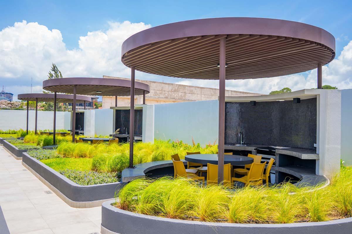 Ranchos con parrilla y mesas rodeados de jardín