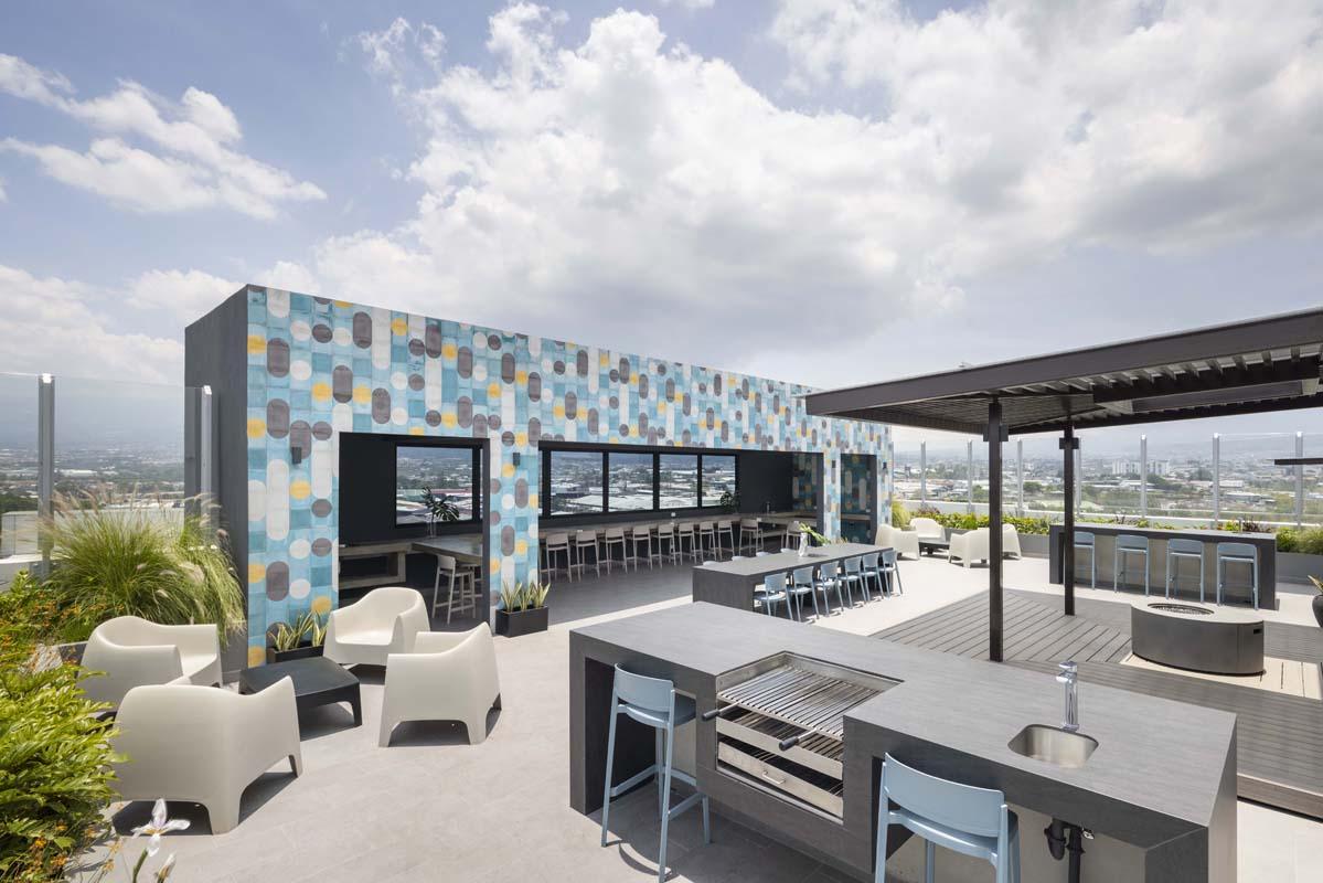 Terraza en el último piso con parrilla y vista a la ciudad