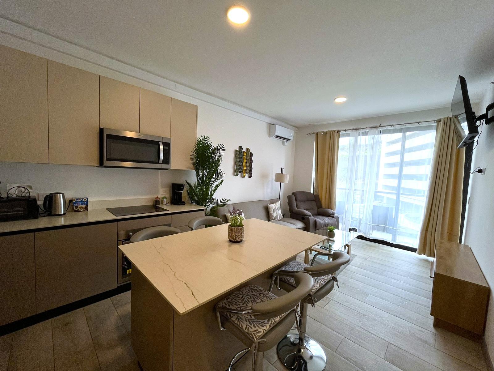 Cocina integrada con la sala y el balcón