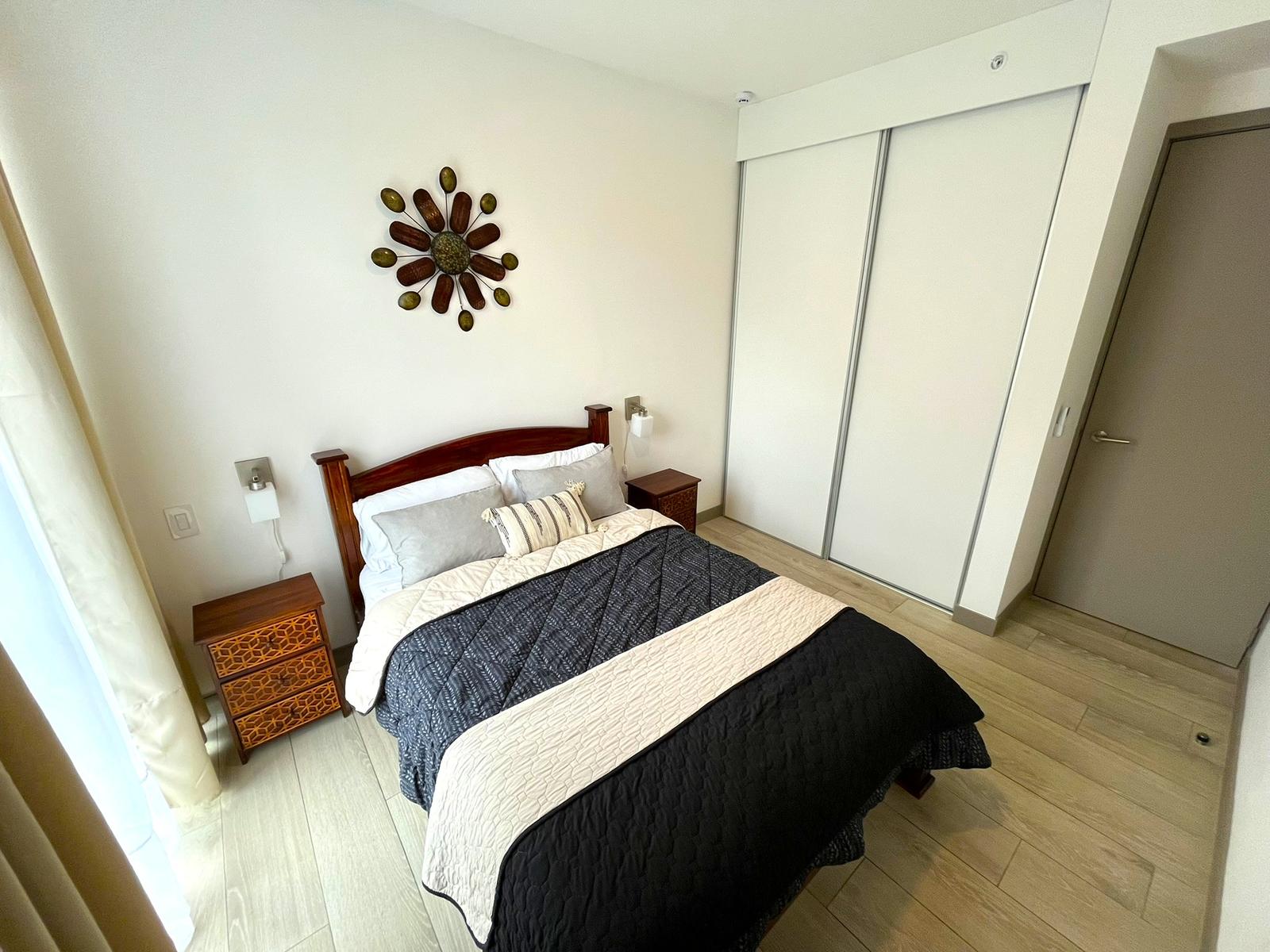 Habitación con clóset de puertas corredizas