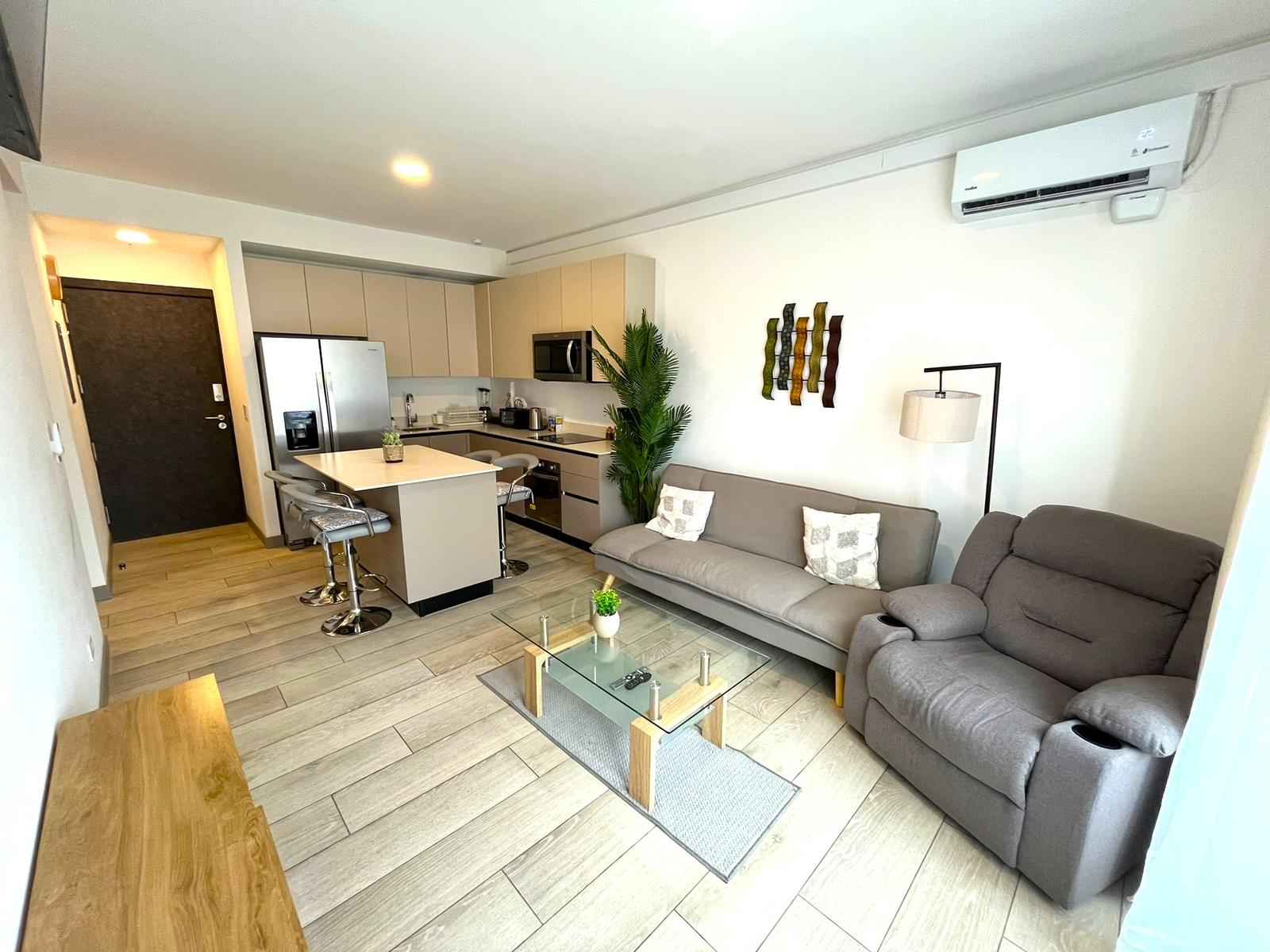 Sala y cocina del apartamento amueblado en Núcleo Sabana
