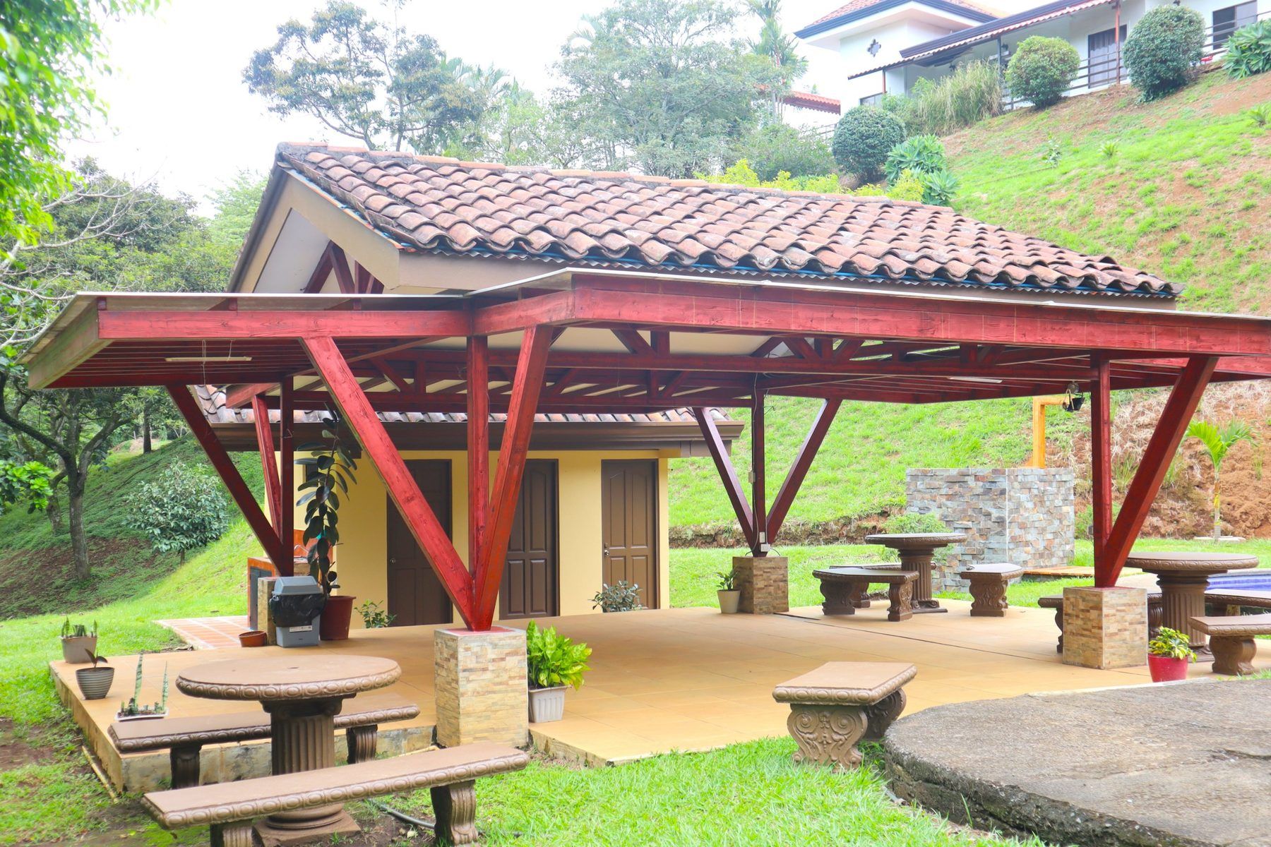 Rancho techado del condominio con estructura de madera y techo de teja