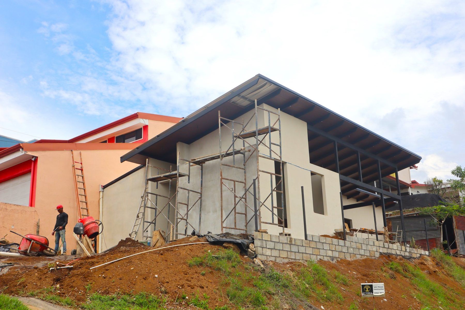 Fachada de Residencia Aura en construcción vista desde la calle, con andamios