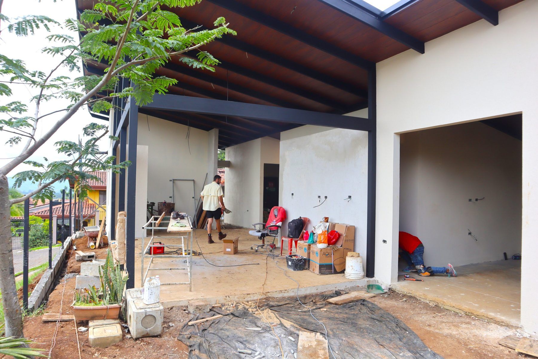 Cochera techada de Residencia Aura con el cielo raso de madera instalado
