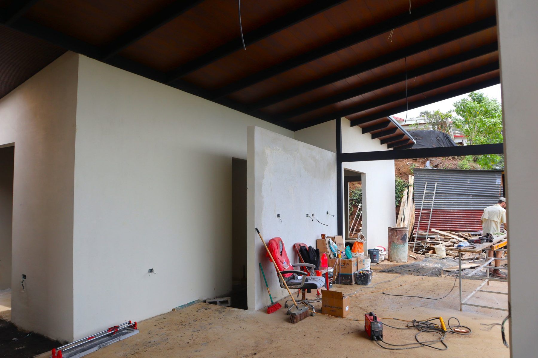 Área social de Residencia Aura con cielos de madera montados y paredes terminadas